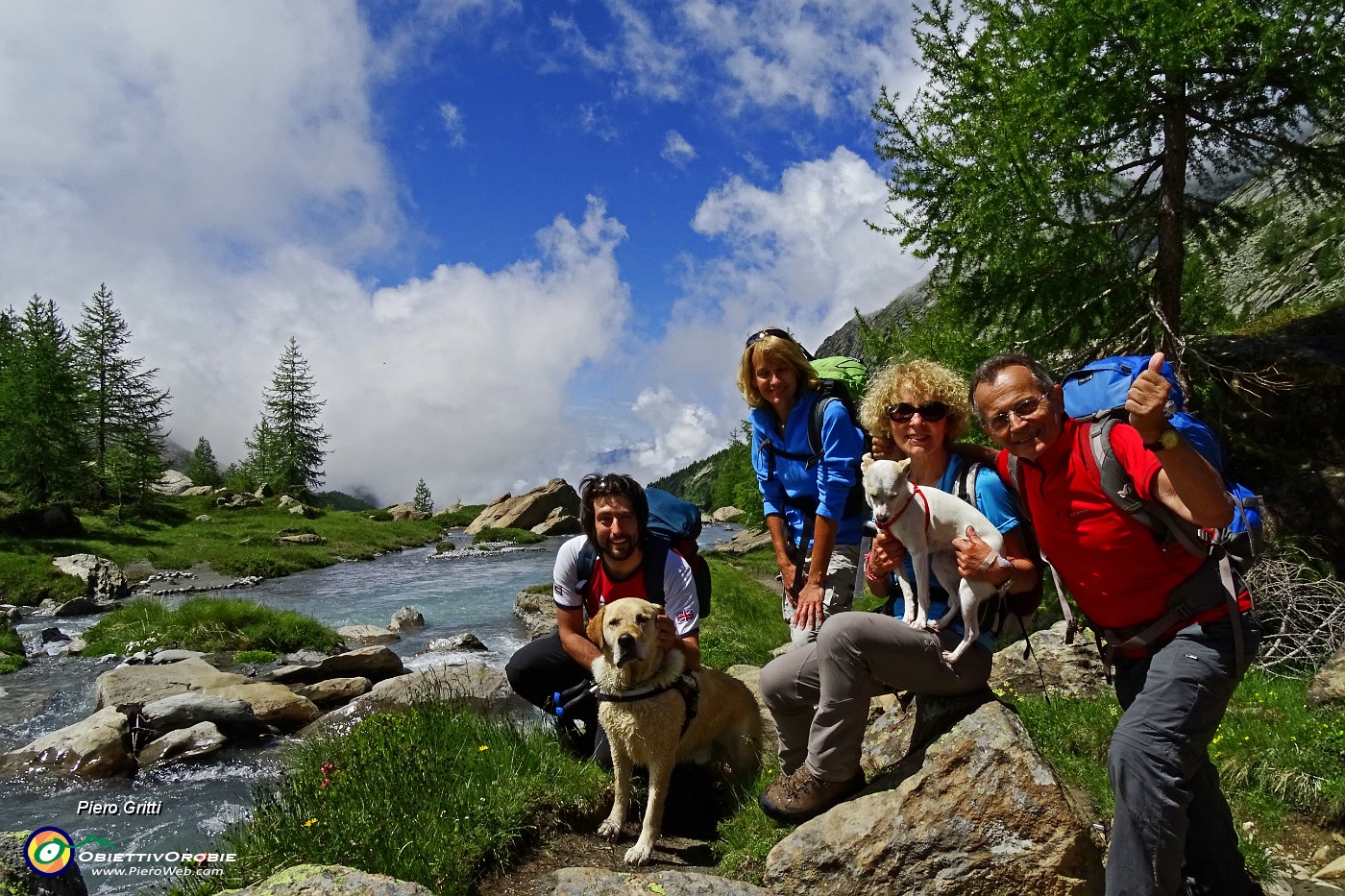 31 Torrente gonfio d'acqua discendente da nevai-ghiacciai.JPG -                                